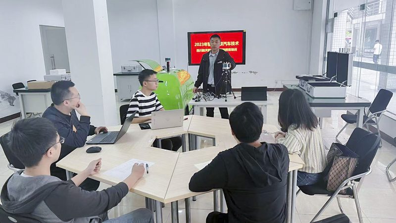 职业培训机构的费用通常由以下几个部分构成：