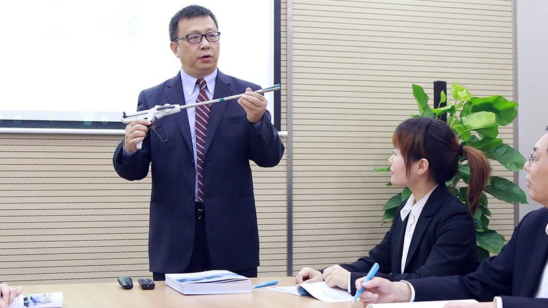 2025年成人学历落户政策解析：机遇与挑战并存